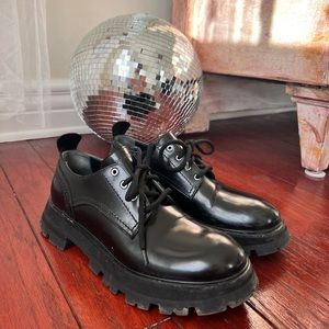 Alexander McQueen Wander Lace-up in Black